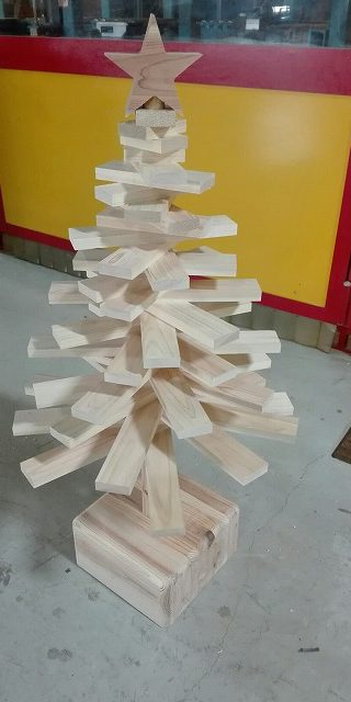 クリスマスツリーを木材でｄｉｙ 三王ハウジング住環境事業部